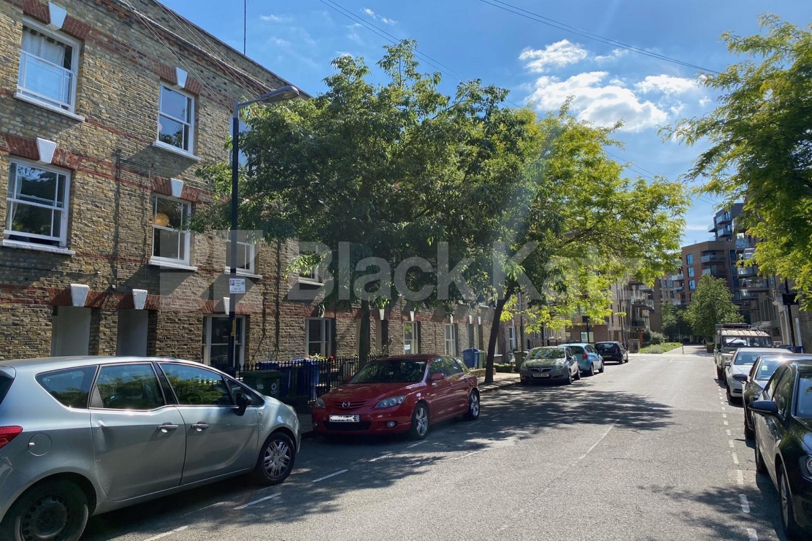 Stylish Georgian town house arranged over three floors & two Bathrooms Henshaw Street, Elephant and Castle/Borough